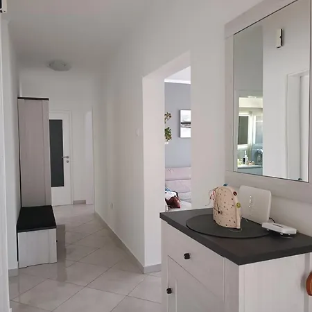 Monique Apartman