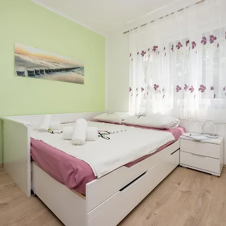 Monique Apartman *