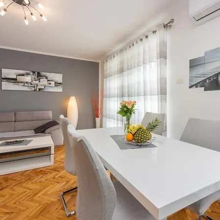 Monique * ツリクヴェニツァ