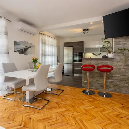Monique Apartman